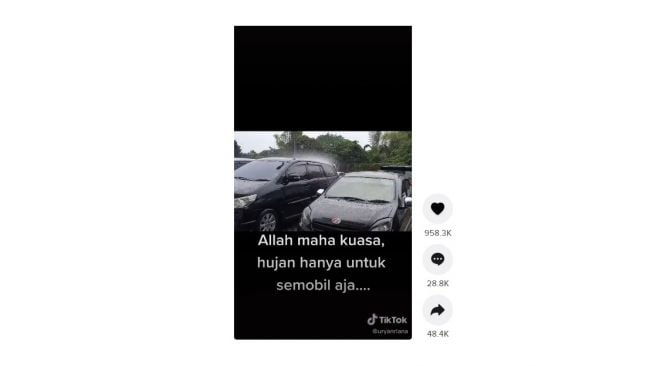 Fenomena langka, hujan di atas satu mobil. [TikTok]