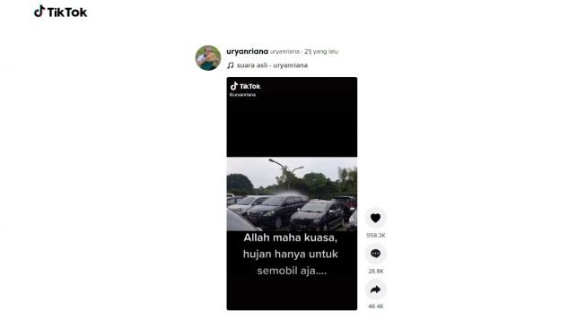 Fenomena langka, hujan di atas satu mobil. [TikTok]