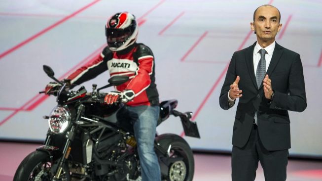 CEO Ducati Claudio Domenicali saat mengenalkan motor Ducati Monster 1200 R menjelang Frankfurt Motor Show atau IAA ke-66. Ducati berada di bawah payung Volkswagen bersama Audi, Bentley, Bugatti,Lamborghini, Porsche, Seat dan Skoda [AFP/Odd Andersen]. 