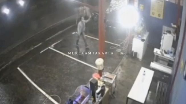 Tangkapan layar komplotan geng motor di Jalan TB Simatupang, Pasar Minggu, Jakarta Selatan, Senin (1/11/2021) dini hari. [Instagram@merekamjakarta]
