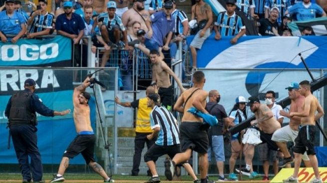 Fansnya Ngamuk Geruduk Lapangan, Gremio Terancam Sanksi