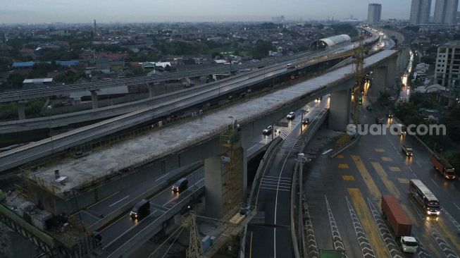 Foto aerial pengerjaan lintasan pada proyek Kereta Cepat Jakarta-Bandung (KCJB) di Cikunir, Bekasi, Jawa Barat, Selasa (2/11/2021). [Suara.com/Angga Budhiyanto]