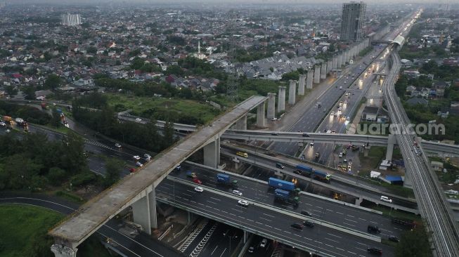 Foto aerial pengerjaan lintasan pada proyek Kereta Cepat Jakarta-Bandung (KCJB) di Cikunir, Bekasi, Jawa Barat, Selasa (2/11/2021). [Suara.com/Angga Budhiyanto]