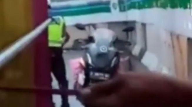 Viral oknum polisi tilang sopir minta sekarung bawang. (foto: bidik layar video)