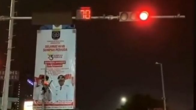 Lampu merah Perempatan Ramanda Depok berhitung maju. [instagram]