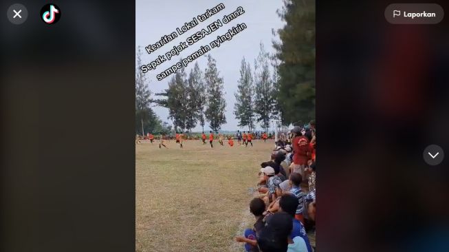 Main di Pertandingan Bola Antar Kampung, Pemain Temukan 'Sesajen' Tersebar di Lapangan (TikTok)