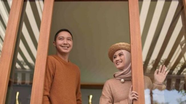 Potret Prewedding Artis Tanpa Sentuhan Fisik. [Instagram/melodylaksani92]