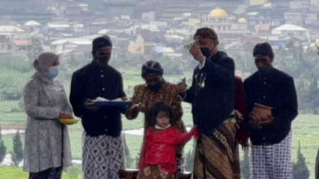 Bareng 4 Anak dari Jateng, Bocah Berambut Gimbal Asal Bantul Ikut Ruwatan di Dieng