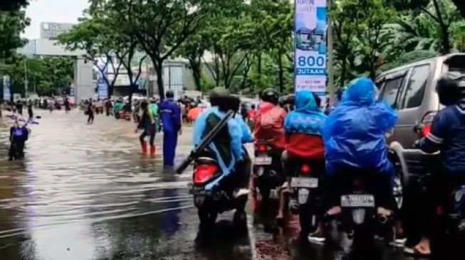 Hujan Lebat, Jalan Graha Raya Bintaro Tangsel Tergenang Air 20 Cm