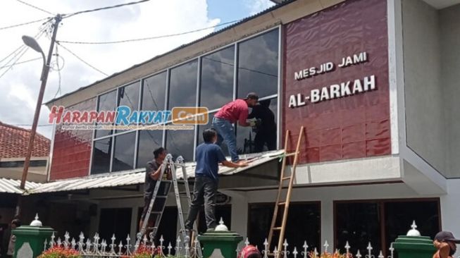 Geger Masjid Jami Al-Barkah Dilempar Botor Miras oleh Orang Misterius