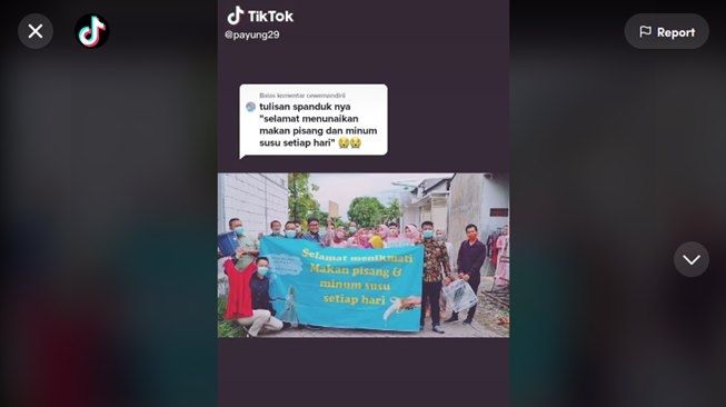 Viral Pengantin Dapat Kado Spanduk, Tulisannya Disorot. (TikTok/@payung29)