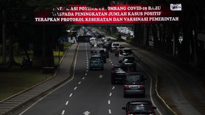 Warga menaiki jembatan penyeberangan orang di Jakarta, Selasa (2/11/2021). ANTARA FOTO/Sigid Kurniawan