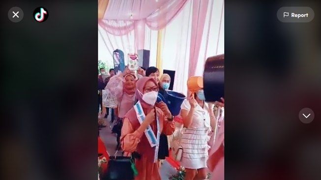 Pengantin Dapat Hadiah Plus Spanduk yang Bikin Malu Sekampung Ditonton 2,2 Juta Kali