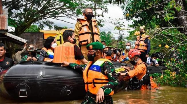 Gubernur Kalimantan Barat, H Sutarmidji mengunjungi Kabupaten Sintang dalam rangka meninjau langsung bencana banjir yang terjadi lebih dari sepekan di Kabupaten Sintang tersebut, Selasa (2/11/2021). [SuaraKalbar.co.id]