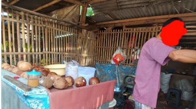 Kakak Jualan Kelapa Demi Kuliahkan Adik: Tak Apa-apa Aku Jadi Pupuk, Asal Mereka Subur