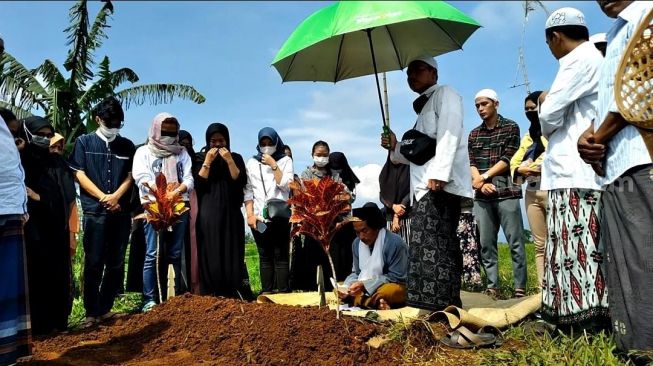 Pemakaman Hanna Kirana di Ciawi, Bogor, Jawa Barat [Suara.com/Muhammad Anzar Anas]