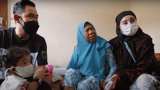 Gilang Widya Pramana dan Shandy Purnamasari mengunjungi Ibu Trimah. [dokumentasi pribadi]