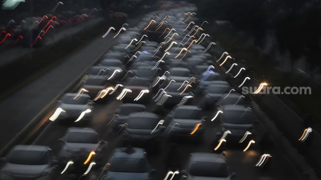 Sejumlah kendaraan terjebak kemacetan saat jam pulang kerja di Jalan Jenderal Sudirman, Jakarta, Rabu (3/11/2021). [Suara.com/Angga Budhiyanto]