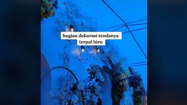 Malah Mirip Akuarium, Pelaminan Ini Berubah Biru Akibat Salah Pilih Warna Tenda