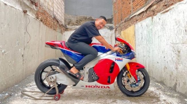 Potret Anggota DPR Ahmad Sahroni Pamer Moge Mirip Milik Marc Marquez, Harga Bikin Melongo