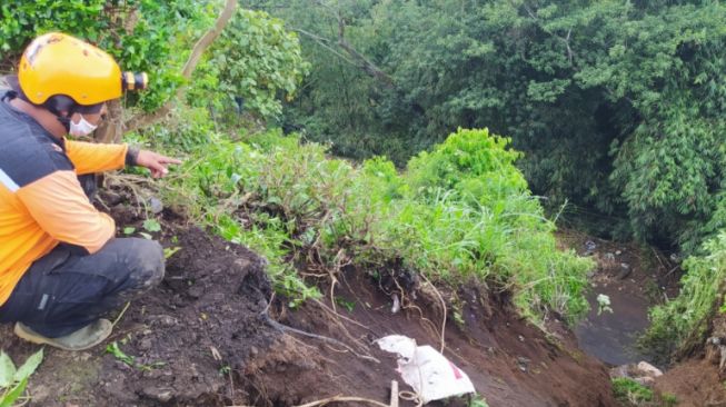 Titik longsor di Desa Cikahuripan, Kecamatan Lembang, Kabupaten Bandung Barat yang membuat Jalan Kolonel Masturi ditutup sementara sejak Rabu (3/11/2021). [Suara.com/Ferrye Bangkit Rizki]