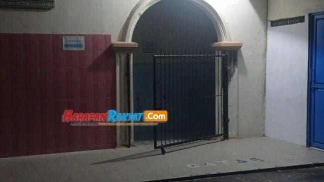 Pelajar Berseragam Lengkap Terciduk Tengah Berduaan di Toilet Masjid