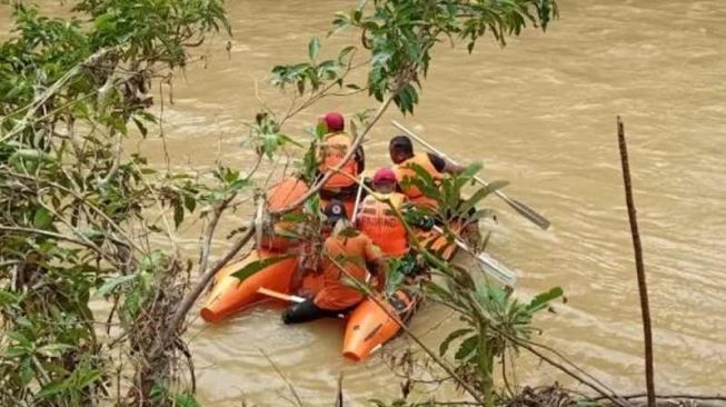 Personel gabungan menyisir aliran Sungai Batang Momong, Nagari IV Koto Dibawuah, Kabupaten Dharmasraya. [Dok.ANTARA]