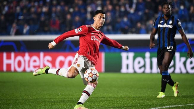 Penyerang Manchester United, Cristiano Ronaldo menembak dan mencetak gol keduanya selama pertandingan pekan keempat Grup F Liga Champions antara Atalanta vs Manchester United di stadion Azzurri d'Italia, di Bergamo, pada 2 November 2021.Marco BERTORELLO / AFP .