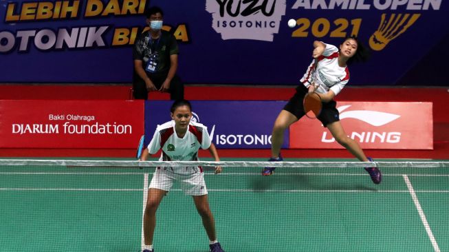 Pasangan asal Bali, Ni Komang Radha Gayatri Dewi Sutama dari PB Perkanthi dan Putu Dinda Ratna Pratiwi (PB Bima Sakti), berlaga pada nomor Ganda Remaja Putri U17 di di YUZU Isotonic Akmil Open 2021, Selasa (2/11) siang, di GOR Djarum, Magelang, Jawa Tengah. [Megapro/Yuzu Akmil Open 2021].