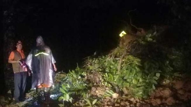 Tanah Longsor di Agam Sumbar, Lalu Lintas Kendaraan Terganggu