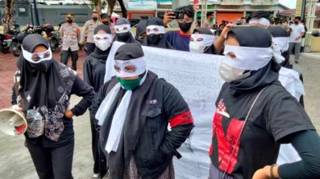 Sejumlah Wanita Bertopeng Demo Polres Aceh Barat, Ini Tuntutannya
