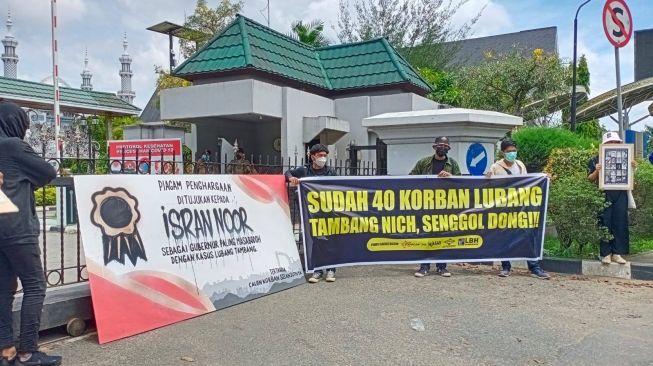 Aksi solidaritas terhadap korban lubang tambang ke-40 di depan Kantor Gubernur Kaltim. [kaltimtoday.co]