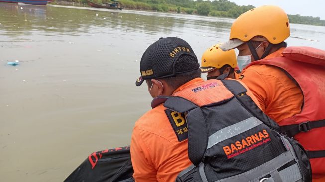 Tim SAR gabungan mengevakuasi jasad korban yang hanyut di Sungai Deli. [Ist]