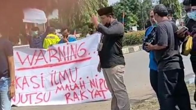 Mahasiswa melakukan aksi demo di depan gedung DPRD Kabupaten Karawang, Rabu (03/11/2021).[Instagram]