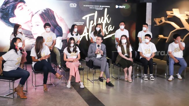 Para pemain dan kru dari serial 'Teluk Alaska' saat jumpa pers di Kuningan, Jakarta Selatan, Rabu (3/11/2021). [Suara.com/Alfian Winanto]