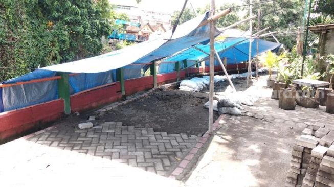 Hujan Deras, Akses Jalan Warga Jagalan Ambrol dan Makin Miring