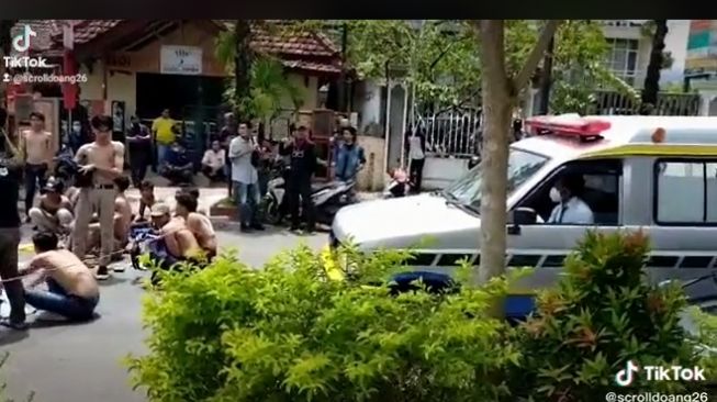 Viral Mobil Ambulans Terhalang Aksi Demonstrasi Mahasiswa, Emak Berjilbab Turun ke Jalan