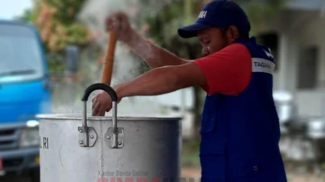 Relawan Tagana Melawi saat memasak di dapur umum untuk pengungsi banjir di Kabupaten Melawi, Selasa (2/11/2021). [SUARAKALBAR.CO.ID/ Dea Kusumah Wardhana]