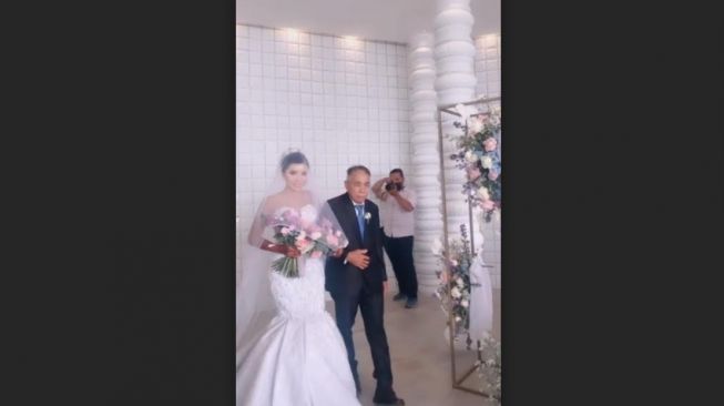 Momen pernikahan Eva Belisima. [TikTok/evabelisimaofficial]