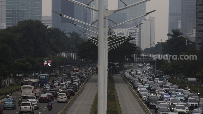 Sejumlah kendaraan terjebak kemacetan saat jam pulang kerja di Jalan Jenderal Sudirman, Jakarta, Rabu (3/11/2021). [Suara.com/Angga Budhiyanto]