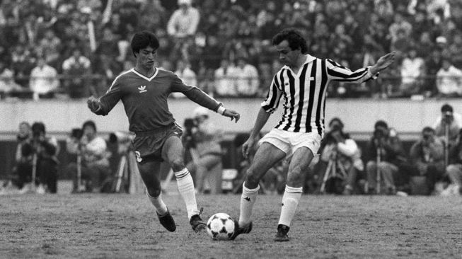Michel Platini (kanan) saat memperkuat Juventus pada 1985 silam. [FILM -- AFP PHOTO]