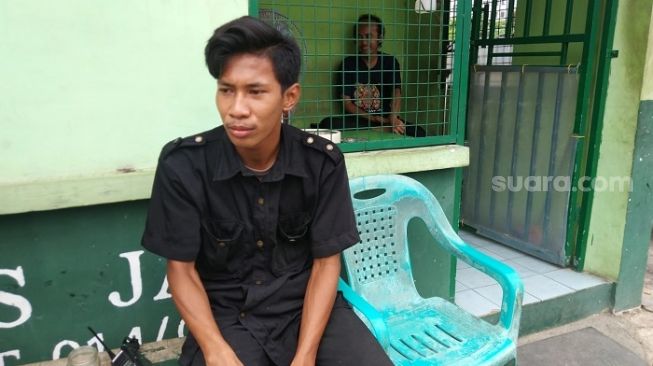 Junaedi (21), satpam perumahan saat menceritakan pelaku jambret terhadap anak 12 tahun di kawasan Penggilingan, Cakung, Jakarta Timur. (Raihan Hanani)