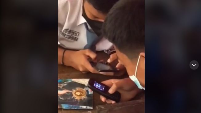 Semua Anak di Kelas Main Smartphone, Siswa ini Hanya Bisa Terdiam Sambil Pegang HP Jadul (TikTok)