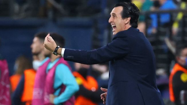 Gestur pelatih Villarreal, Unai Emery pada laga Liga Champions kontra Young Boys di Estadio de la Ceramica, Spanyol, Rabu (3/11/2021) dini hari WIB. [JOSE JORDAN / AFP]