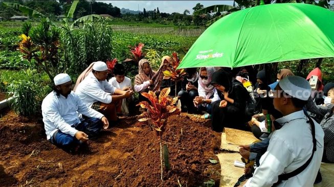 Pemakaman Hanna Kirana di Ciawi, Bogor, Jawa Barat [Suara.com/Muhammad Anzar Anas]