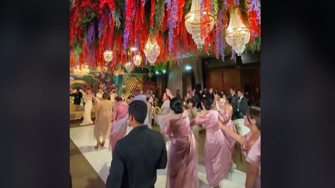 Pengantin kirim seragam ke semua tamu (tiktok)