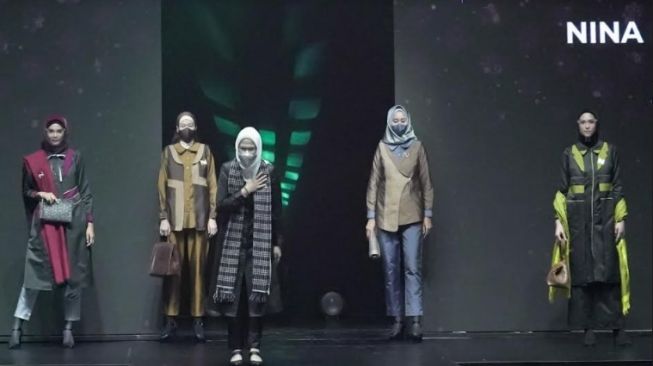 Bernuansa Tenun  Baduy, Nina Nugroho Hadirkan Koleksi Busana Kerja Muslimah