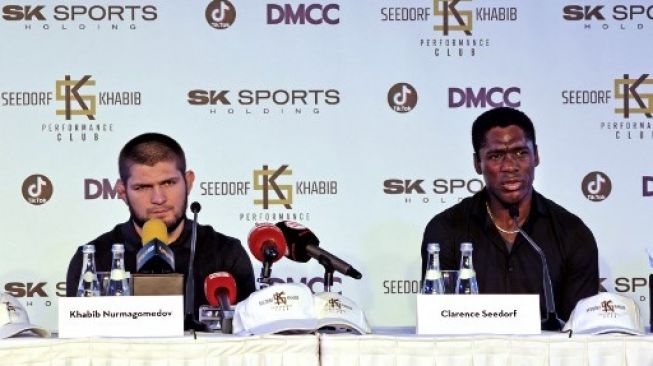 Khabib Nurmagomedov dan Clarence Seedorf mengumumkan terbentuknya SK Sports Holding di Dubai pada 1 November 2021. [AFP]