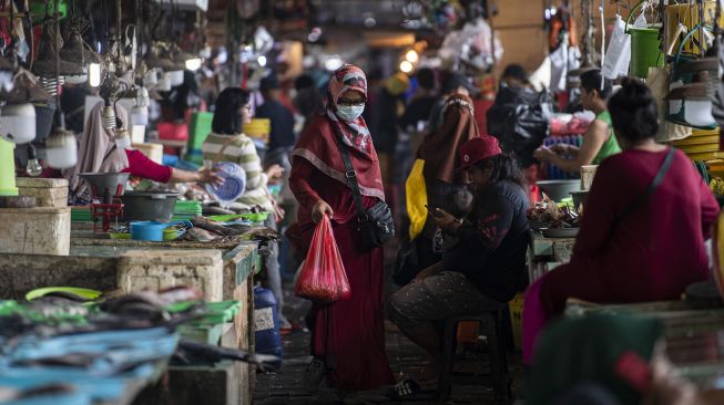 Warga membawa barang belanjaan di Pasar Minggu, Jakarta Selatan, Rabu (3/11/2021). ANTARA FOTO/Sigid Kurniawan