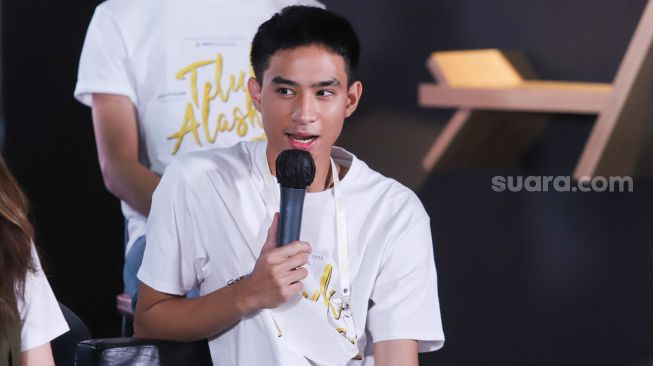 Aktor Devano Danendra saat jumpa pers series 'Teluk Alaska di Kuningan, Jakarta Sekatan, Rabu (3/11/2021). [Suara.com/Alfian Winanto]